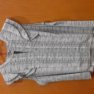 Elle ruffled sleeveless  blouse size large